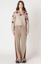Load image into Gallery viewer, DX Floral Applique Sweater
